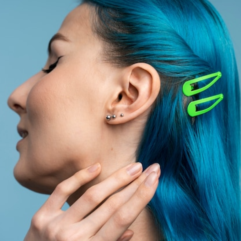 woman-with-blue-hair-side-view_2